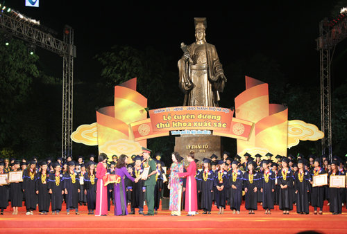 Ngo&agrave;i thi tuyển, th&agrave;nh phố H&agrave; Nội c&ograve;n x&eacute;t tuyển đặc c&aacute;ch những th&iacute; sinh tốt nghiệp thủ khoa đại học, bằng giỏi ở nước ngo&agrave;i