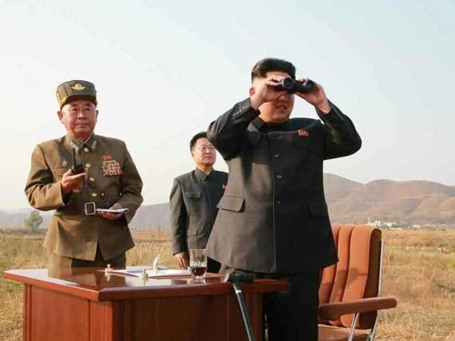 &Ocirc;ng Kim Jong Un đang quan s&aacute;t m&aacute;y bay tập trận