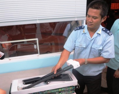 Tin tức mới cập nhật h&ocirc;m nay cho biết Ph&aacute;t hiện kiện h&agrave;ng chứa s&uacute;ng chuẩn bị l&ecirc;n m&aacute;y bay