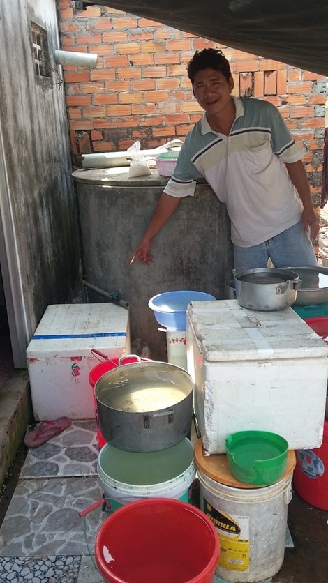 Người d&acirc;n thị trấn T&acirc;n Trụ thức mỗi đ&ecirc;m để hứng nước