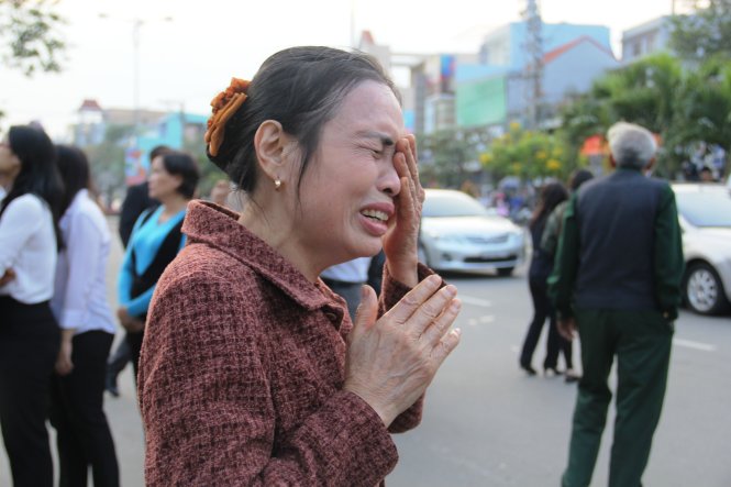 Một người dân lặng lẽ khóc trước nhà ông Nguyễn Bá Thanh Một người dân lặng lẽ khóc trước nhà ông Nguyễn Bá Thanh