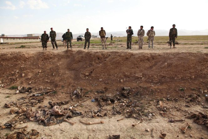 Một ng&ocirc;i mộ tập thể chứa nạn nh&acirc;n của IS ở Iraq 