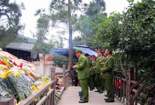 Tin tức mới cập nhật h&ocirc;m nay cho biết h&agrave;ng ng&agrave;n người tới viếng mộ Đại tướng V&otilde; Nguy&ecirc;n Gi&aacute;p ng&agrave;y đầu năm
