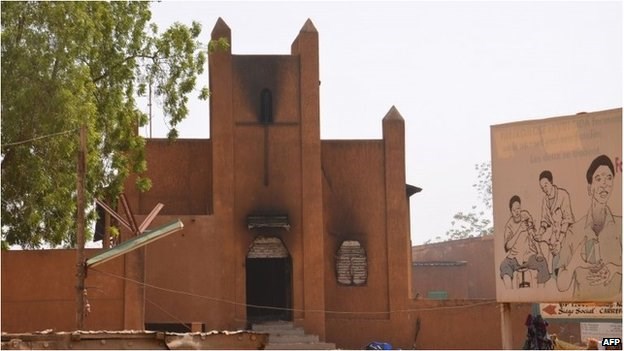 Một nh&agrave; thờ thi&ecirc;n ch&uacute;a gi&aacute;o ở Niger bị đốt ch&aacute;y 