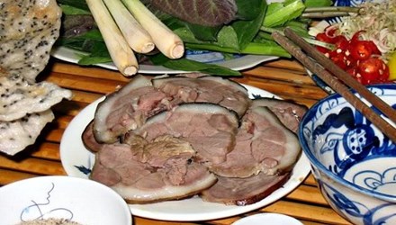 Tin tức mới cập nhật h&ocirc;m nay đưa tin về 'L&agrave;ng ăn thịt ch&oacute;' ng&agrave;y Tết