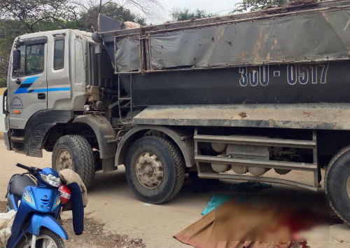 Tin tức mới cập nhật h&ocirc;m nay cho biết Thiếu nữ đi xe đạp điện chết thảm dưới gầm xe tải