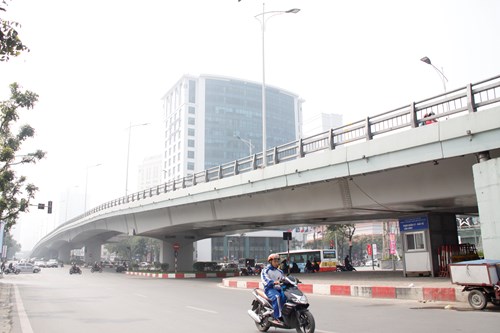Ph&aacute;t hiện nhiều sai phạm trong x&acirc;y dựng cầu vượt 