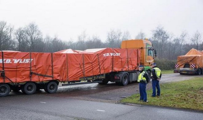 Xe tải chở những phần c&ograve;n lại của chiếc m&aacute;y bay MH17 tới căn cứ kh&ocirc;ng qu&acirc;n Gilze-Rijen