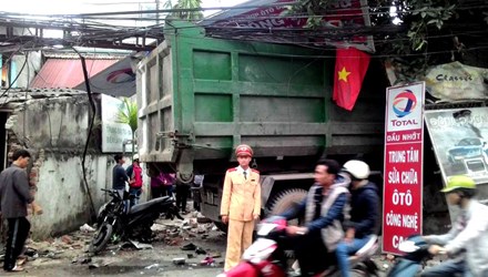 Tin tức mới cập nhật h&ocirc;m nay cho biết xe chở r&aacute;c g&acirc;y tai nạn khiến 6 người bị thương