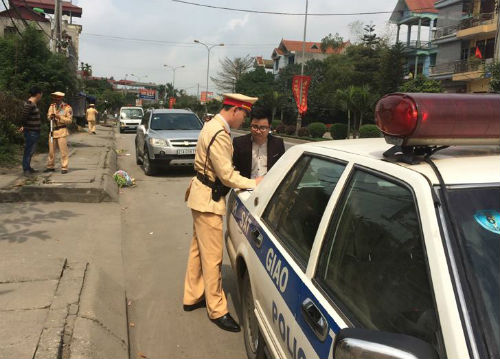 Tin tức mới cập nhật h&ocirc;m nay đưa tin C&ocirc;ng an truy đuổi xe &ocirc; t&ocirc; bỏ chạy sau khi g&acirc;y tai nạn 