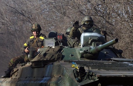 C&aacute;c qu&acirc;n nh&acirc;n Ukraine tr&ecirc;n xe bọc th&eacute;p chở l&iacute;nh tại v&ugrave;ng Donetsk, đ&ocirc;ng Ukraine h&ocirc;m 22/2