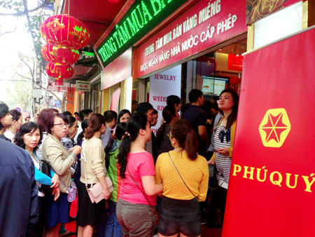 Tin tức mới cập nhật 24h h&ocirc;m nay cho biết người d&acirc;n đổ x&ocirc; đi mua v&agrave;ng ng&agrave;y v&iacute;a Thần T&agrave;i
