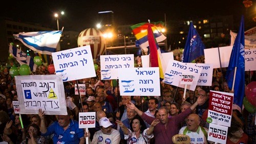 Tin tức mới cập nhật 24h h&ocirc;m nay cho biết h&agrave;ng chục ng&agrave;n người Israel biểu t&igrave;nh lật đổ Thủ tướng