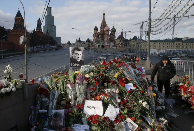 Những đ&oacute;a hoa tưởng niệm &ocirc;ng Nemtsov được đặt tại hiện trường vụ &aacute;n 