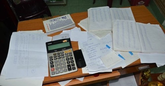 Tang vật ghi đề trong đường d&acirc;y bị cơ quan điều tra thu giữ