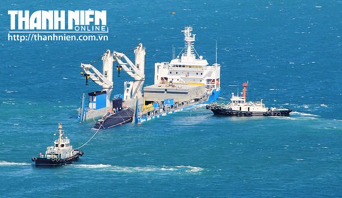 Lai dắt t&agrave;u ngầm HQ-184 Hải Ph&ograve;ng v&agrave;o qu&acirc;n cảng Cam Ranh