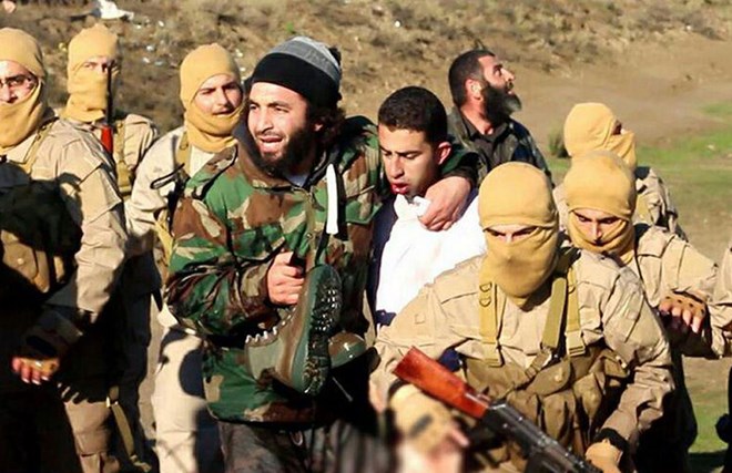 Vi&ecirc;n phi c&ocirc;ng người Jordan Muath al-Kaseasbeh (&aacute;o trắng) vị IS bắt giữ