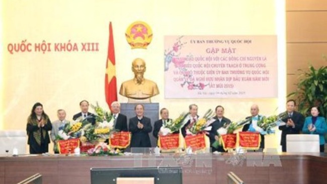 Chủ tịch Quốc hội Nguyễn Sinh Hùng tặng hoa chúc mừng thượng thọ các cán bộ cao tuổi Chủ tịch Quốc hội Nguyễn Sinh Hùng tặng hoa chúc mừng thượng thọ các cán bộ cao tuổi