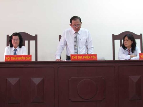 Chủ tọa phi&ecirc;n t&ograve;a tuy&ecirc;n &aacute;n