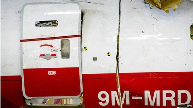 Tin tức mới cập nhật h&ocirc;m nay cho biết mảnh vỡ của chiếc m&aacute;y bay MH 17 được tiết lộ