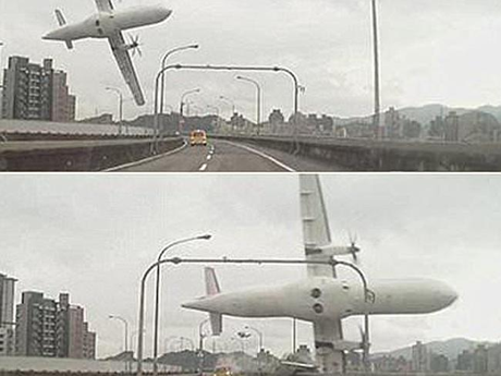M&aacute;y bay TransAsia nghi&ecirc;ng gần 90 độ khi rơi