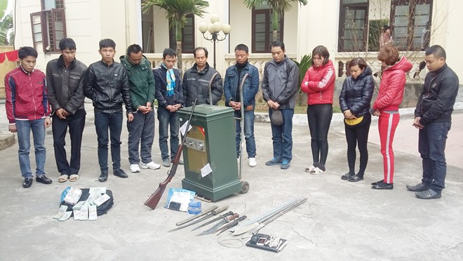 Nh&oacute;m người trong đường d&acirc;y đ&aacute;nh bạc bị tạm giữ