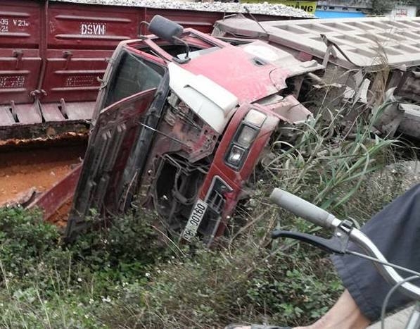 Tin tức mới cập nhật hôm nay cho biết 5 toa tàu bị lật do va chạm với xe tải Tin tức mới cập nhật hôm nay cho biết 5 toa tàu bị lật do va chạm với xe tải