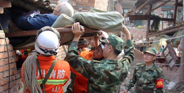 Cụ già được đội cứu hộ giải thoát khi mắc kẹt sau dư trấn kinh hoàng