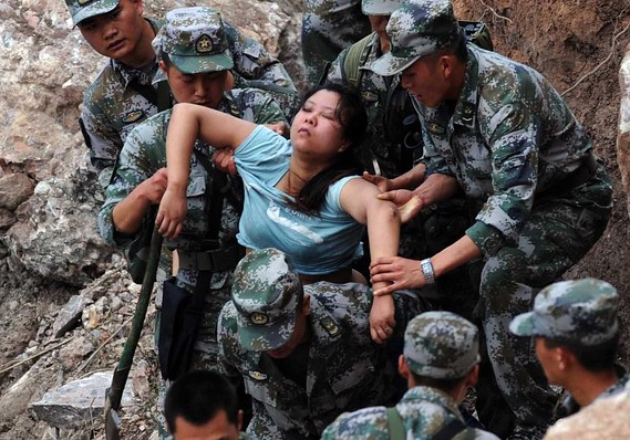Mọi người phụ nữ được đưa ra đống đổ nát trong tình trạng bất tỉnh