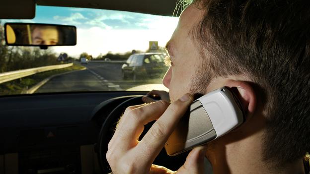 D&ugrave;ng điện thoại khi đang l&aacute;i xe