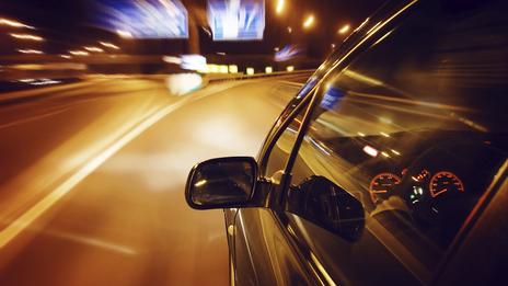 Nghe điện thoại n&ecirc;n kh&ocirc;ng kiểm so&aacute;t được tay l&aacute;i