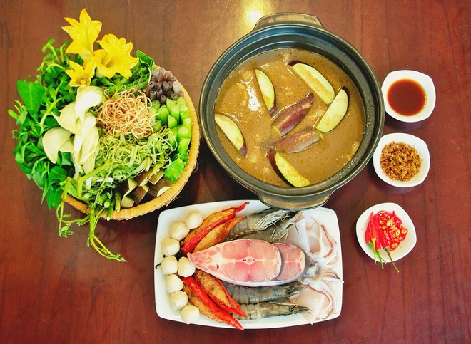 Đặc sản S&agrave;i G&ograve;n nổi tiếng với m&oacute;n lẩu mắm ngon tuyệt