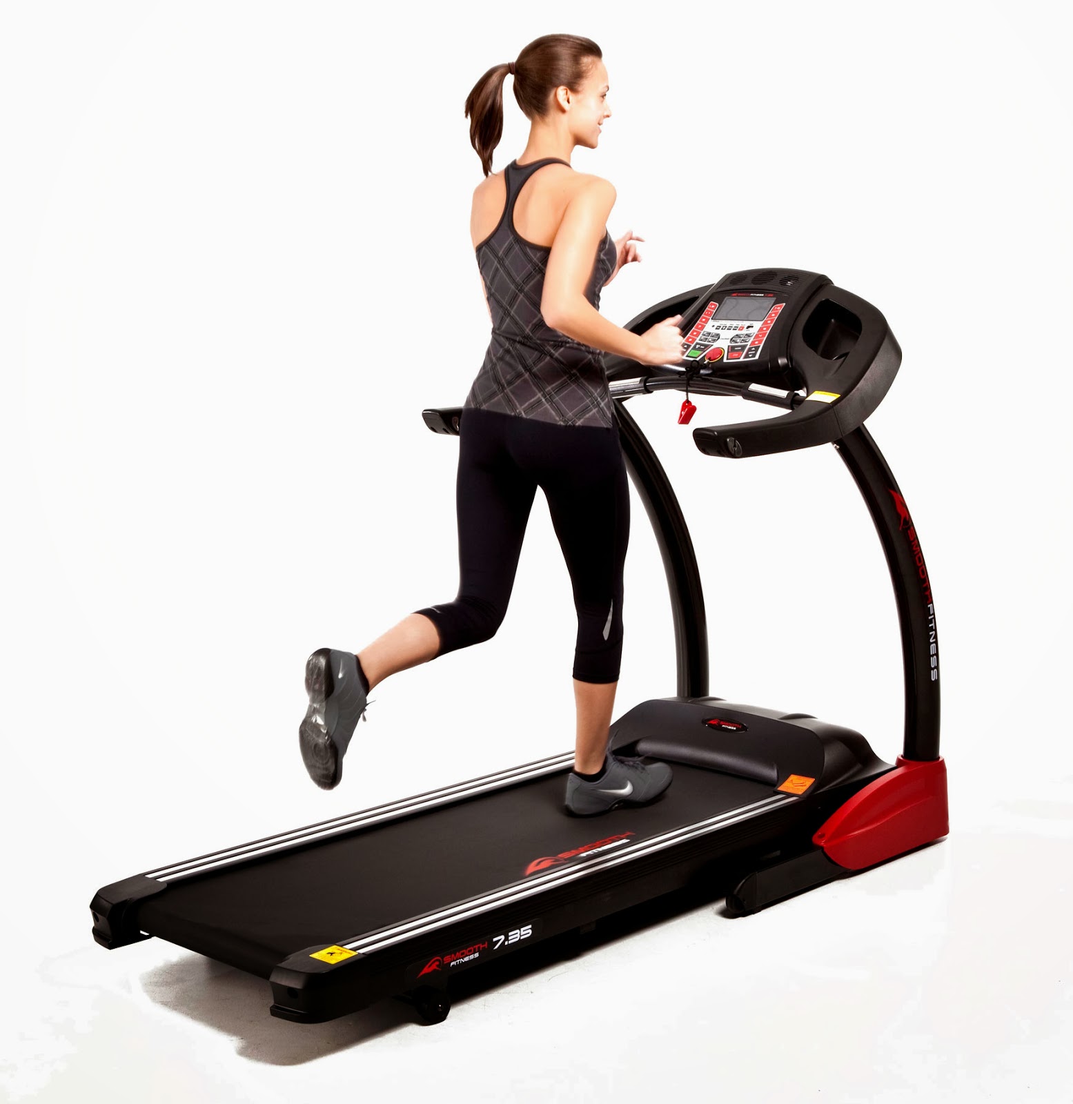 M&aacute;y chạy bộ l&agrave; một dụng cụ tập gym phổ biến ở nh&agrave;. Ảnh minh họa
