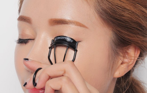 Kẹp mi l&agrave; dụng cụ trang điểm kh&ocirc;ng thể thiếu cho ph&aacute;i đẹp. Ảnh minh họa