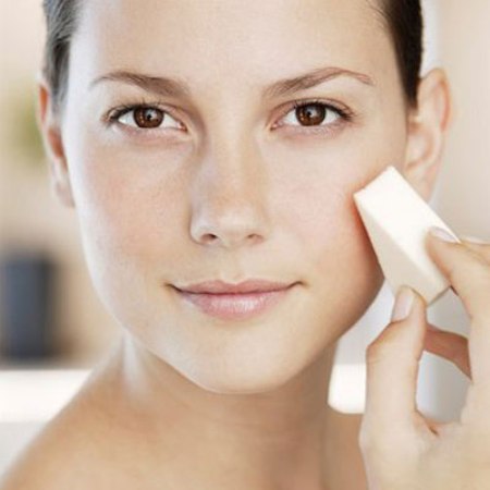B&ocirc;ng m&uacute;t l&agrave; một trong những dụng cụ trang điểm cần thiết. Ảnh minh họa
