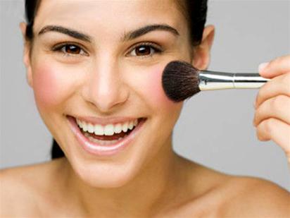 Chổi đ&aacute;nh phấn m&aacute; cũng l&agrave; một trong những dụng cụ trang điểm thiết yếu với chị em. Ảnh minh họa