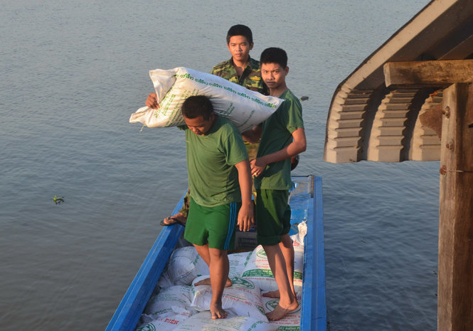 Tang vật 32 bao đường c&aacute;t nhập lậu bị Đồn BP Vĩnh Nguơn thu giữ