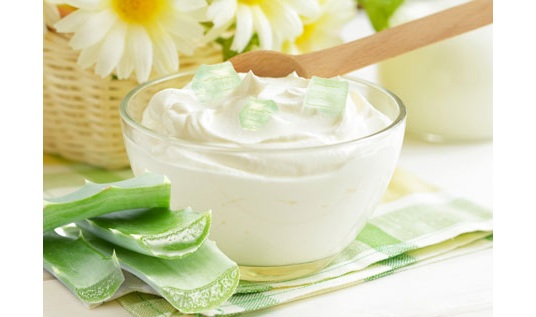 Kem dưỡng ẩm tự chế tại nh&agrave; l&agrave; lựa chọn ho&agrave;n hảo cho nhiều chị em v&agrave;o m&ugrave;a đ&ocirc;ng hanh kh&ocirc;