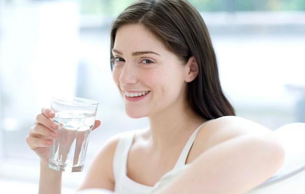 Cung cấp đủ lượng nước cho cơ thể cũng l&agrave; một c&aacute;ch dưỡng ẩm to&agrave;n th&acirc;n hiệu quả