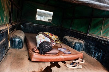 Bệnh nhân Ebola vật vã với bệnh tật