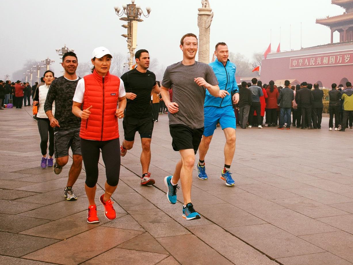 &Ocirc;ng tr&ugrave;m Facebook Mark Zuckerberg chạy bộ tại quảng trường Thi&ecirc;n An M&ocirc;n