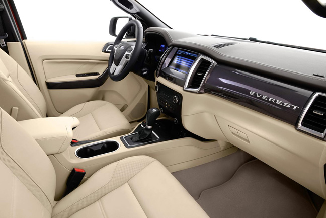 Nội thất của Ford Everest 2015 c&oacute; c&aacute;c trang bị hiện đại v&agrave; đổi mới mạnh mẽ