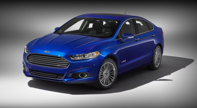 Ford Fusion Hybrid 2012 nằm trong ph&acirc;n kh&uacute;c xe &ocirc; t&ocirc; cũ gi&aacute; 500 triệu