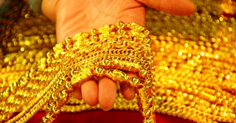 Nhiều chuy&ecirc;n gia cho rằng gi&aacute; v&agrave;ng thế giới trong năm 2016 tiếp tục chịu &aacute;p lực