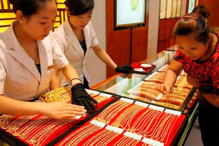 Gi&aacute; v&agrave;ng thế giới tăng nhẹ nhưng vẫn duy tr&igrave; mức thấp trước &aacute;p lực của FED