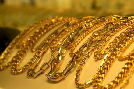 Gi&aacute; v&agrave;ng thế giới đang chịu nhiều &aacute;p lực của h&agrave;ng loạt th&ocirc;ng tin kh&aacute;c nhau dẫn đến diễn biến kh&oacute; lường