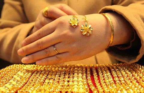 Nhi&ecirc;̀u chuy&ecirc;n gia dự đoán giá vàng th&ecirc;́ giới còn xu&ocirc;́ng th&acirc;́p trong thời gian ngắn