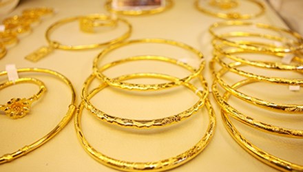 Gi&aacute; v&agrave;ng thế giới lao dốc do đ&ocirc; la mạnh l&ecirc;n