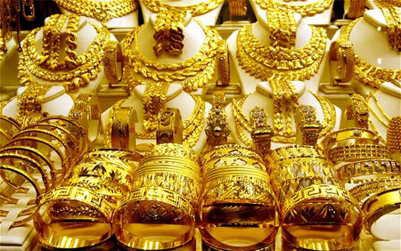 Giá vàng th&ecirc;́ giới thời gian này đang chịu tác đ&ocirc;̣ng mạnh từ đ&ocirc;̀ng đ&ocirc; la và tình hình Hy Lạp