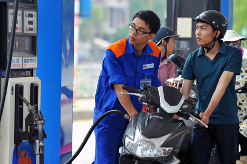 Theo chu k&igrave; t&iacute;nh gi&aacute; 15 ng&agrave;y, h&ocirc;m nay gi&aacute; xăng dầu trong nước dự kiến được xem x&eacute;t lại